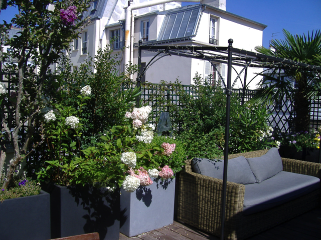 Terrasse aménagée avec fleurs blanches et roses